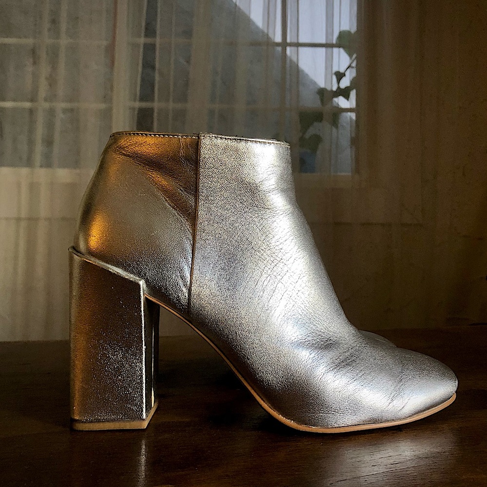 Metallic Silver Leather Block Heel Booties size 7 by Avec Les Filles